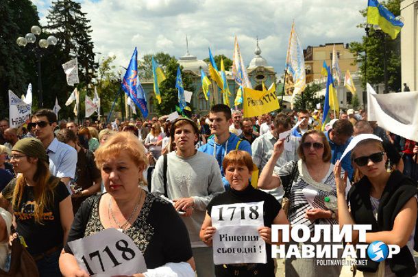 Возле парламента около тысячи сельскохозяйственных производителей требуют не допустить отмены спецрежима НДС.