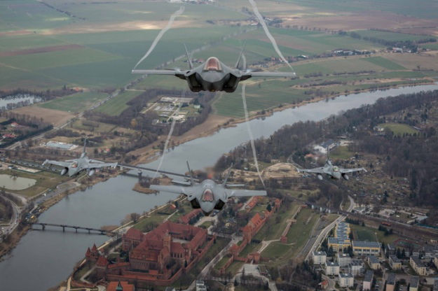 Польские самолеты МиГ-29 и нидерландские F-35 взлетели с авиабазы Мальборк.