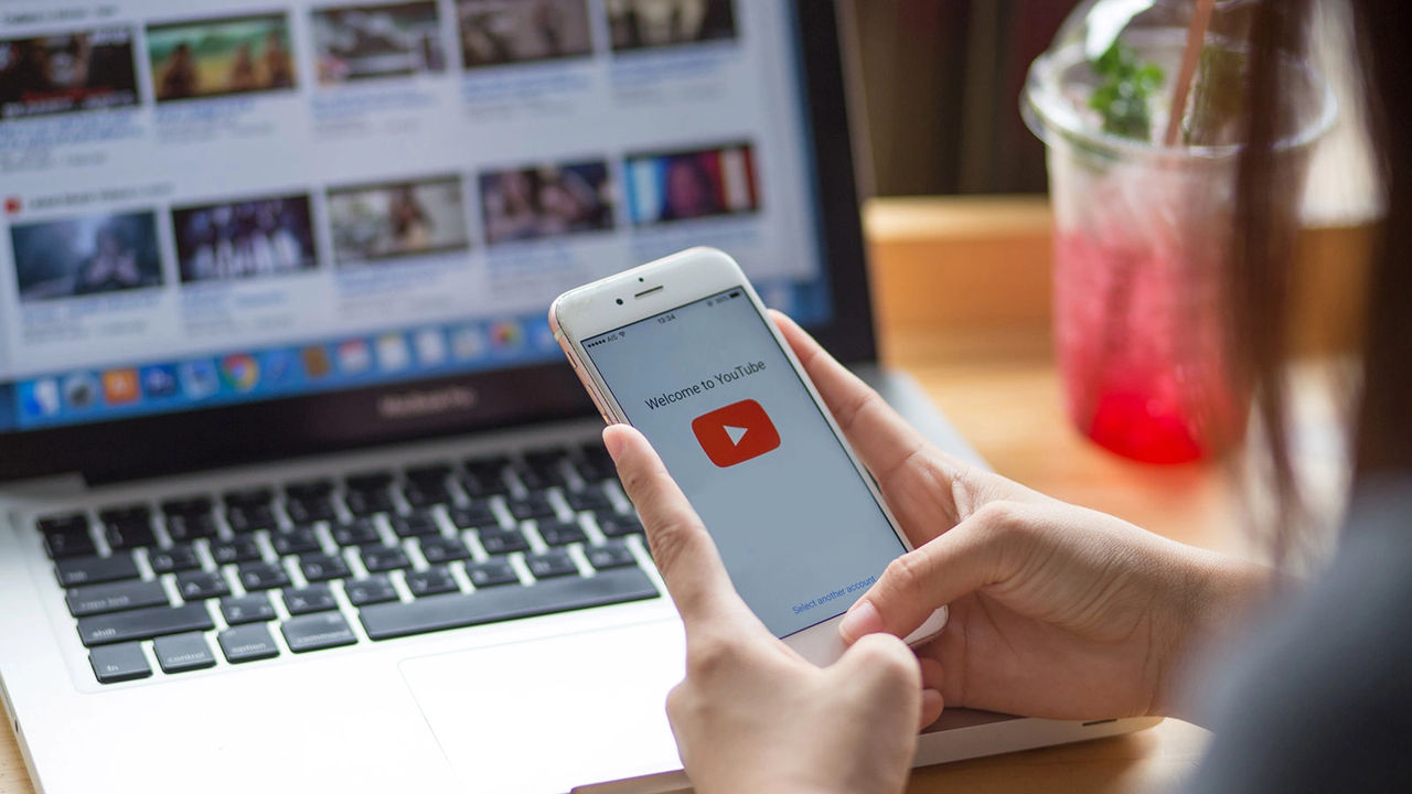 YouTube может запустить инструмент ИИ для имитации голосов музыкантов.