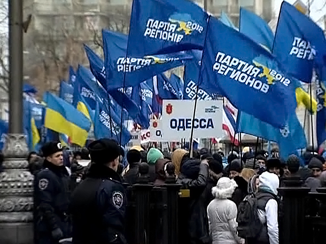 В Одессе прошла протестная акция у памятника Ришелье, а потом толпа направилась к областной администрации.