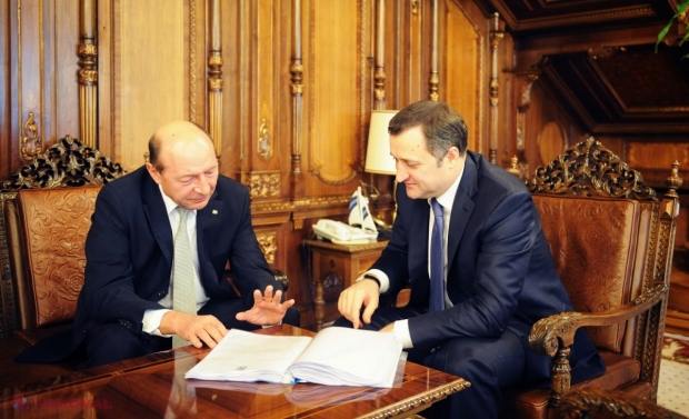 Președintele României, Traian Băsescu, l-a decorat pe liderul PLDM, Vlad Filat, cu Ordinul Naţional „Serviciul Credincios” - în grad de Mare Cruce, distincție instituită în 1878 de Carol I, dar înainte de asta a ținut să-l sune pe președintele liberal-democraților.