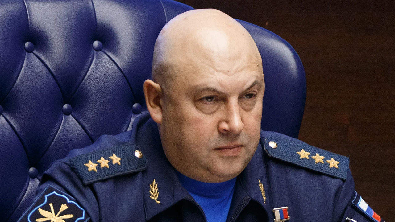 Командующим российскими войсками на войне с Украиной назначен генерал Суровикин.