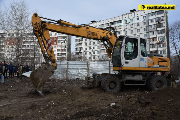 Жильцы нескольких многоэтажных домов на столичной улице Флорилор жалуются, что их еще не подключили к теплу.