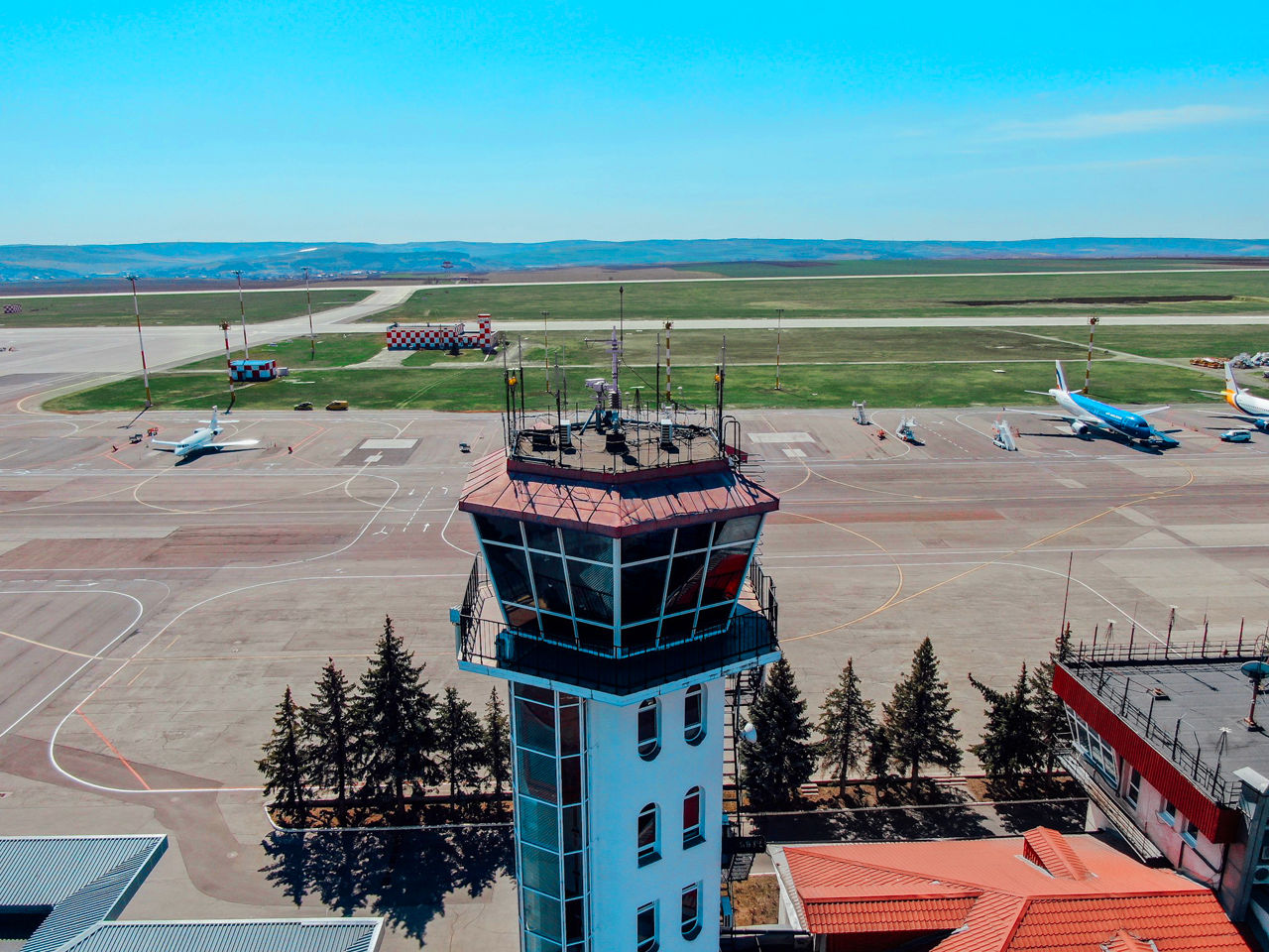 Un controlor de trafic aerian de la MoldATSA s-a sinucis: Era intimidat cu metode ale armatei sovietice.