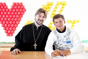 Un preot de 34 de ani din Rusia este acuzat că ar fi comis acte de pedofilie în Grecia, scrie lenta.ru.