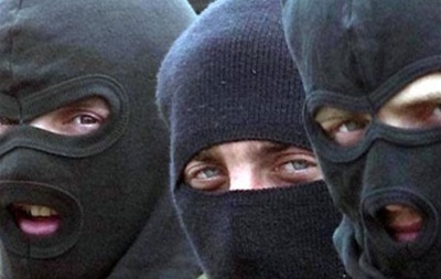 Захватчики угрожают сжечь помещение телекомпании.