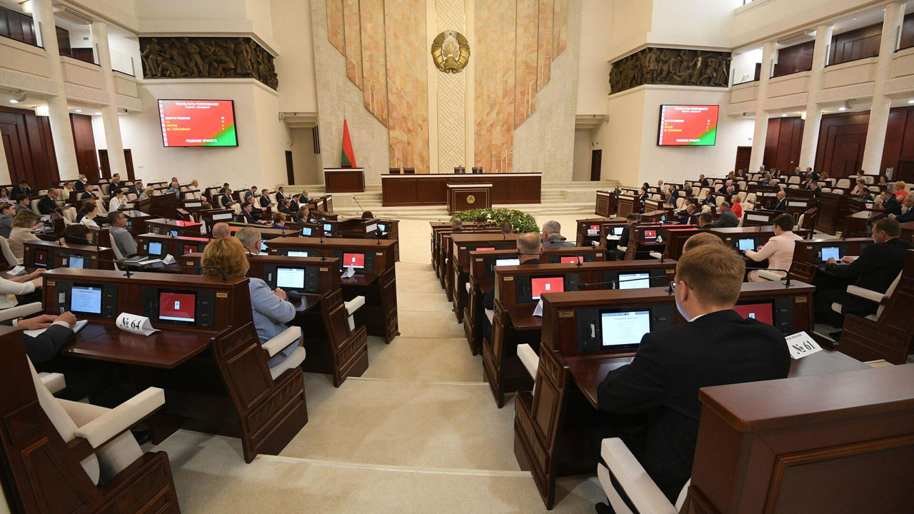 Парламент Беларуси одобрил смертную казнь за госизмену для военнослужащих и чиновников.