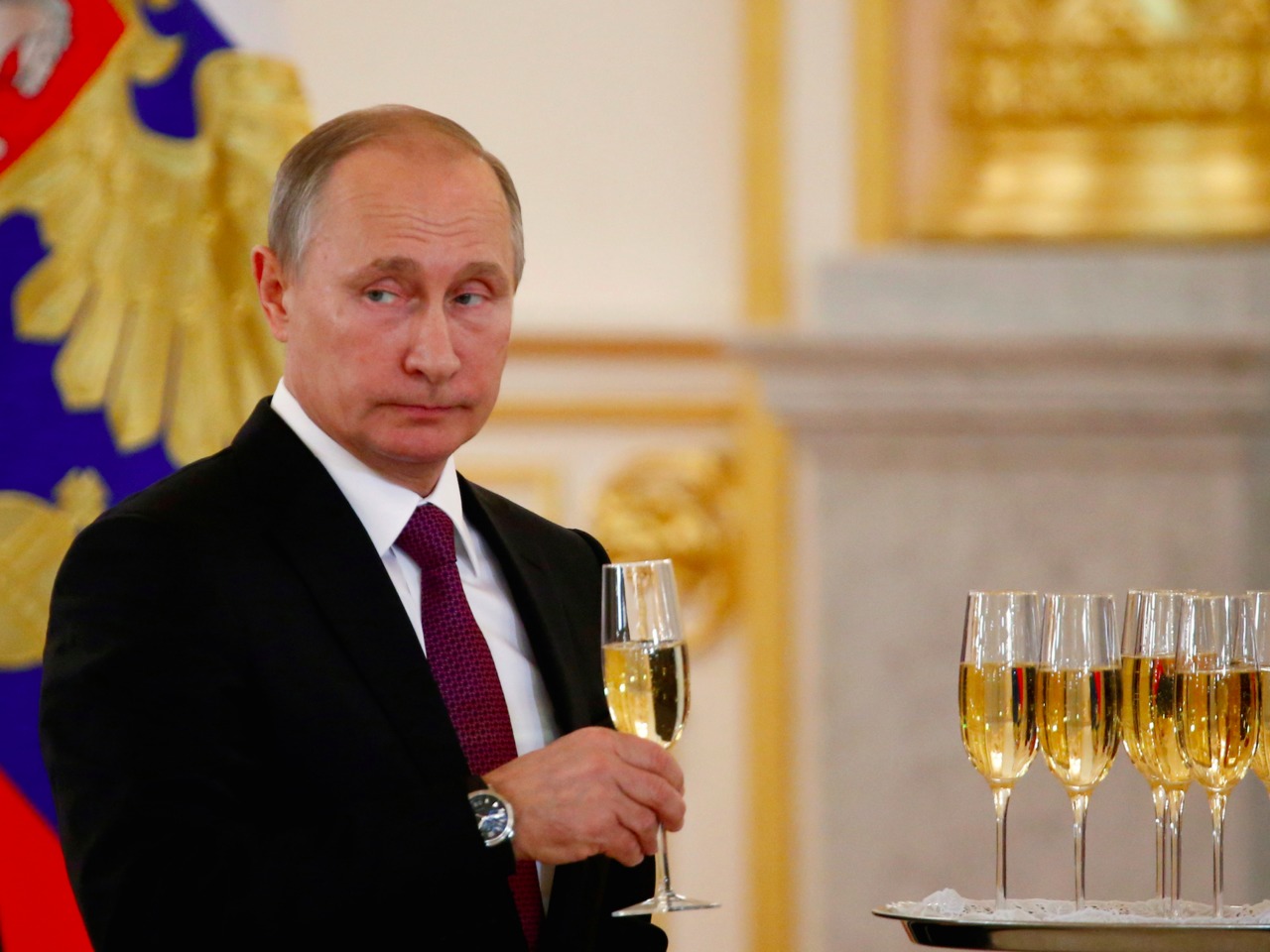 Portretul lui Putin, gravat în aur pe carcase de iPhone. Motivul. Foto: Business Insider 
