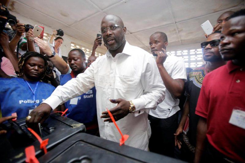 Fostul mare fotbalist al Liberiei, George Weah.