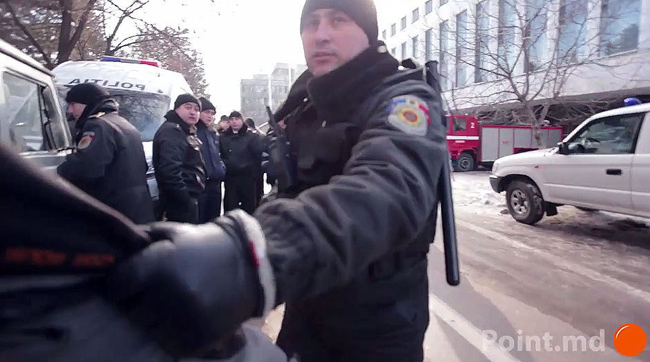 Журналист едва не лишился камеры под наблюдением полицейских.