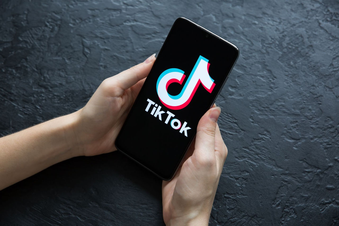 TikTok урегулирует иск подростка из-за нарушения его психики.