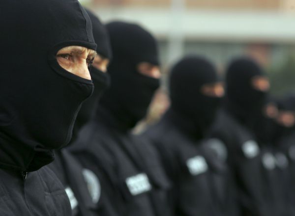 O grupare criminală compusă din 15 membri a fost deconspirată şi anihilată de către poliţiştii. Foto: protv.md