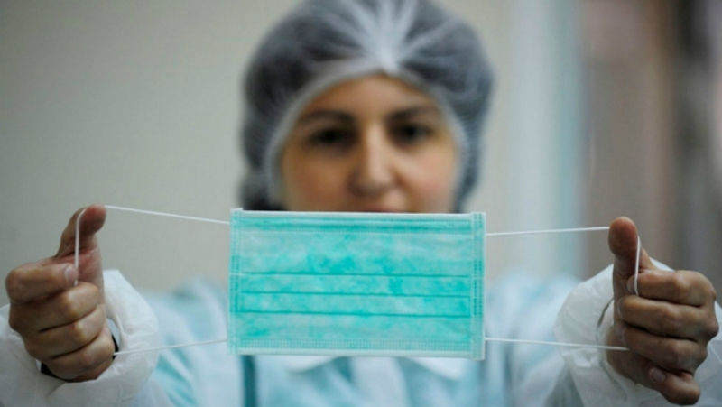 Чтобы избежать заражения гриппом, специалисты рекомендуют носить защитную маску. Фото символ: takprosto.cc.