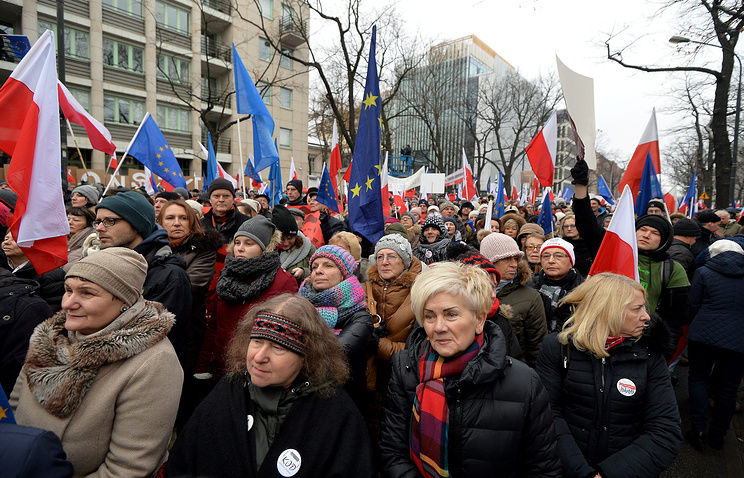 Протестующие выступают против судебной реформы, которая, по их мнению, сделает конституционный суд подконтрольным правящей партии.  