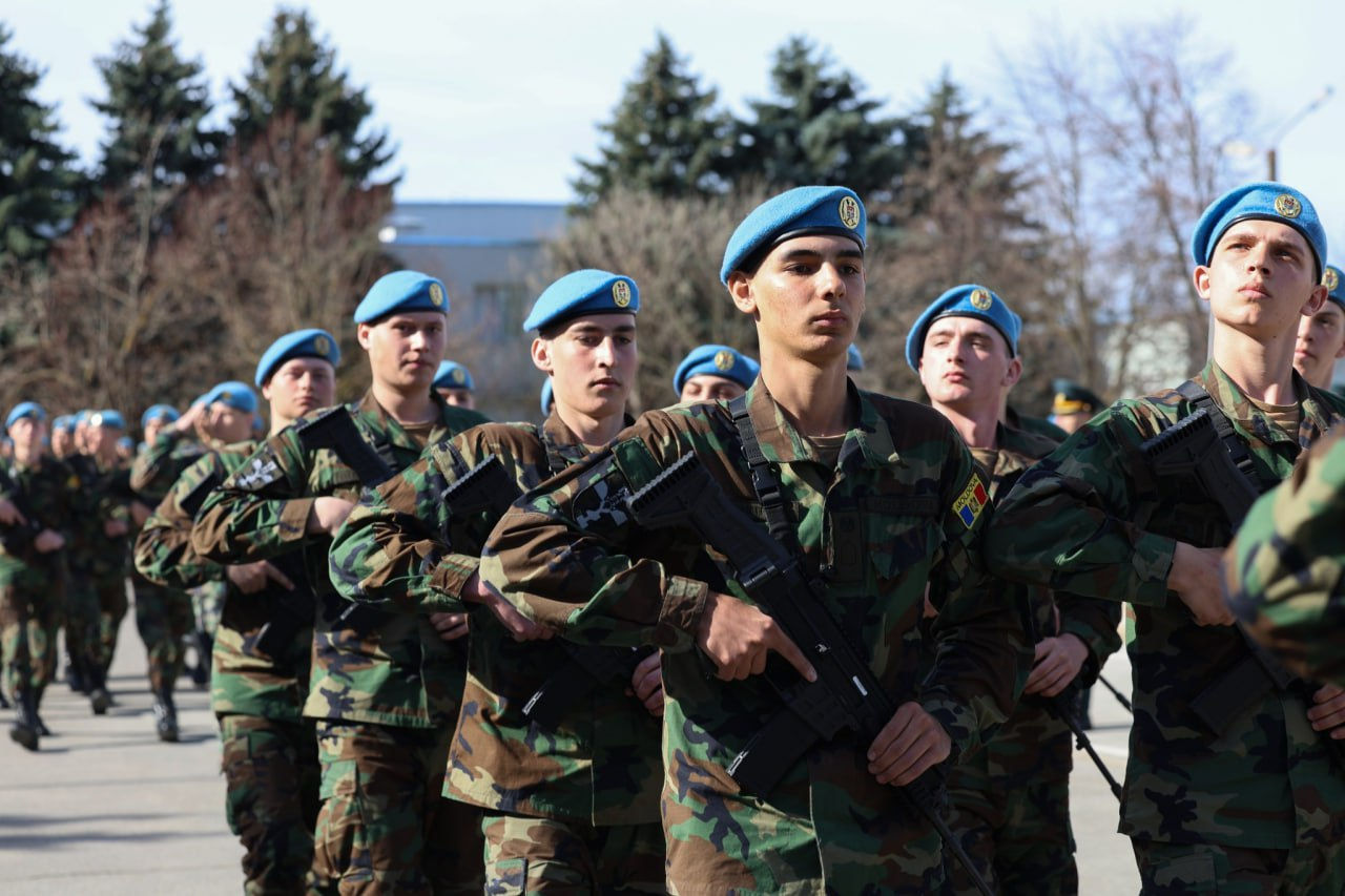 Новобранцы Национальной армии приняли военную присягу.