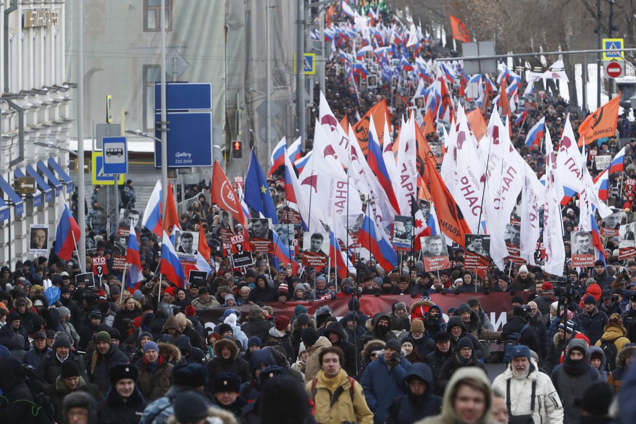 Marș în memoria lui Nemțov la Moscova: 4.000 de oameni, în stradă