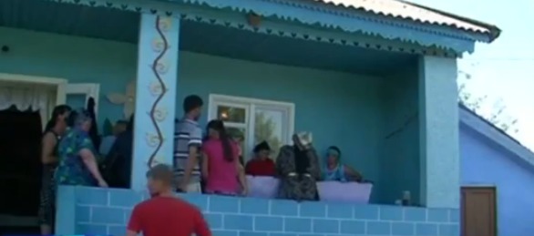 Жители села собрались на поминки.