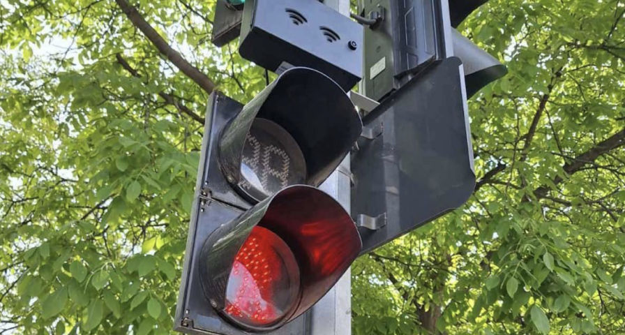 Noi dispozitive sonore pentru siguranța pietonilor, instalate la trecerile semaforizate din Chișinău.