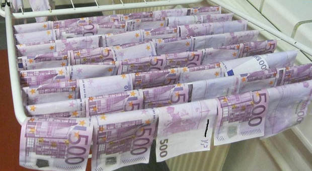 Мужчина вылавливал из воды купюры номиналом в €100 и €500.