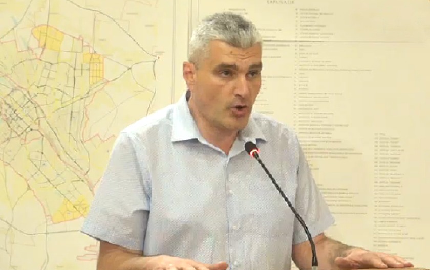 Представитель ППДП Александр Слусарь утверждает, что этот проект решения содержит определенные нарушения. Фото: realitatea.md.