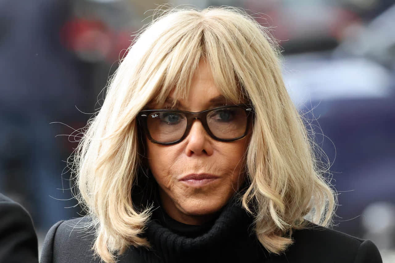 Soția lui Macron, criticată pentru că le-a numit pe activistele feministe „târfe stupide”.