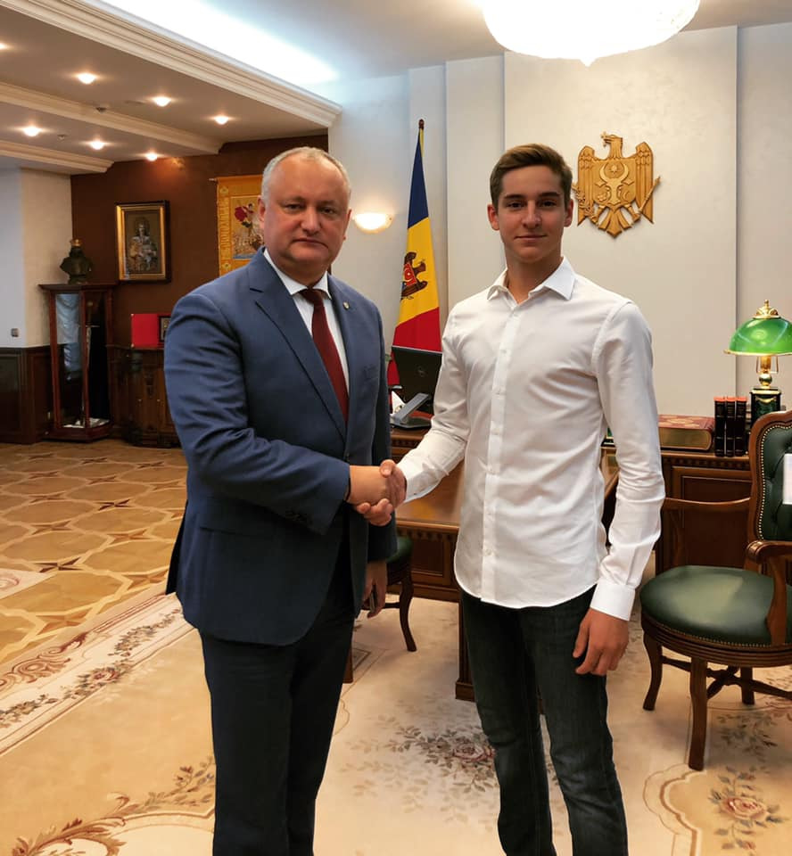 В аппарате президента опровергли родство Додона и мажора на Porsche.