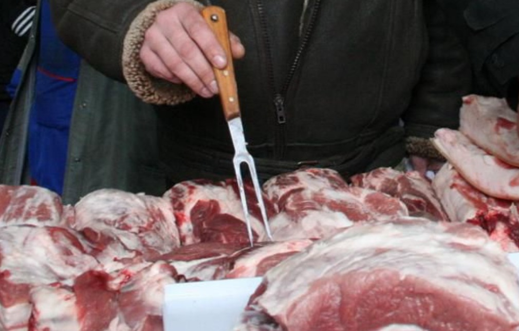 На продукции отсутствовала маркировка и оттиски ветеринарных клейм.