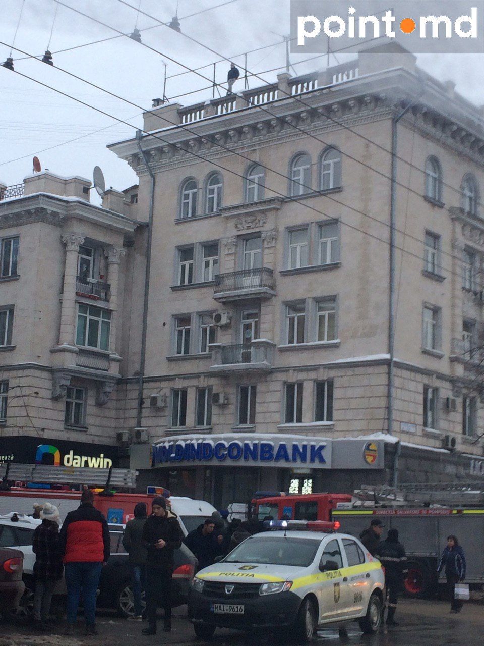 В этот раз парень в центре столицы грозил спрыгнуть из-за ссоры с подругой.