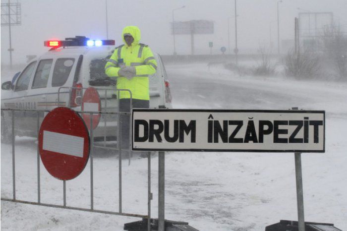 Cinci curse şcolare, suspendate din cauza drumurilor înzăpezite