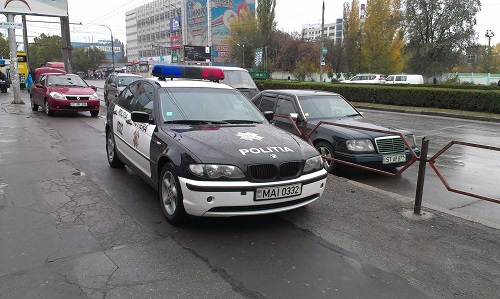 В связи с многочисленными нарушениями правил дорожного движения глава правительства напомнил и о молодом человеке на роскошном автомобиле, который устроил гонку с полицейскими машинами.