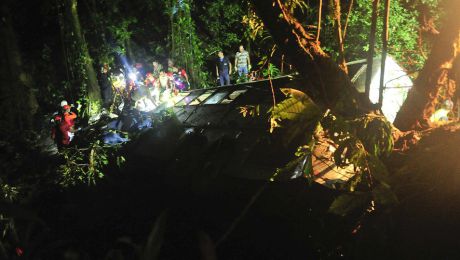 Un autocar cu studenți a căzut într-o râpă: 18 morți și 28 de răniți. Foto: wsj.net