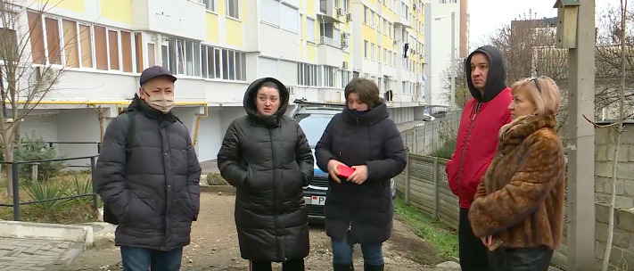 Жильцы многоэтажки жалуются на застройщиков из-за проблем в новом жилье.
