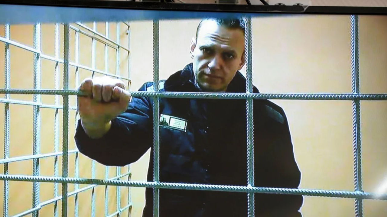 Алексея Навального отправили в помещение камерного типа.