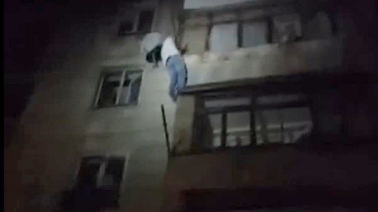 В Кишиневе мужчина умер после падения с четвёртого этажа.