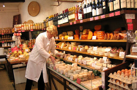 Путин запретил ввоз в Россию сельскохозяйственной продукции, сырья и продуктов питаний из всех стран, которые до этого ввели санкции против России из-за ситуации в Украине.