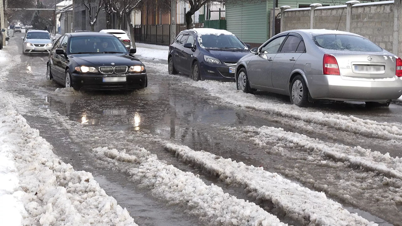 ЧП в Бельцах: из-за прорыва трубы затопило дороги.