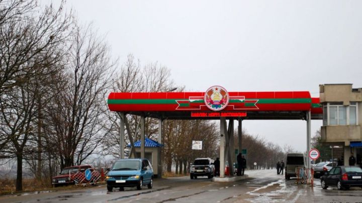 Восемь путешественников на трех машинах, не смогли пересечь накануне  Бендерский КПП. 