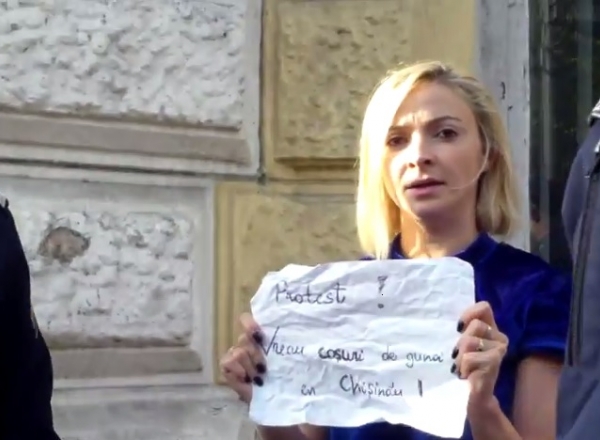 Domnica a protestat in aceasta dimineata in fata Primariei, unde s-a imbrancit cu politistii.