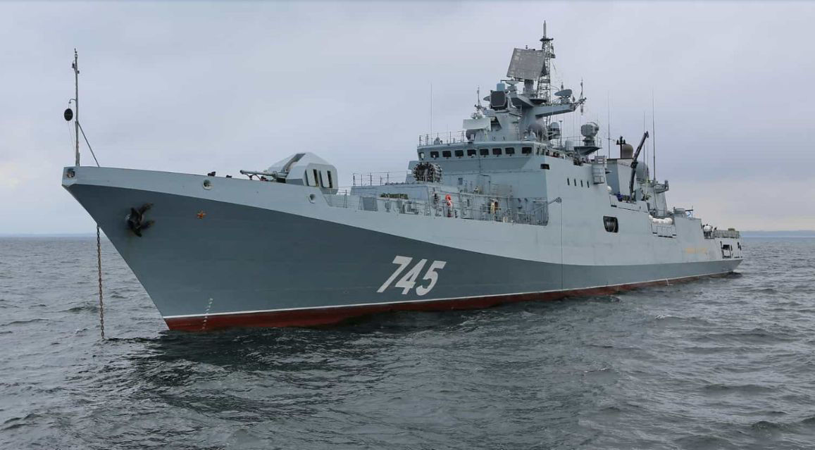 Украинские СМИ сообщили о пожаре на российском фрегате у острова Змеиный.