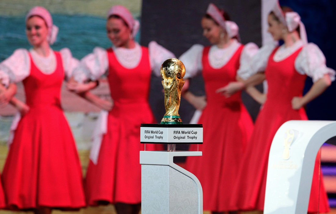 Кубок чемпионата мира по футболу доставлен в Россию.