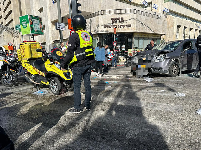 Автомобиль въехал в пешеходов в центре Иерусалима.