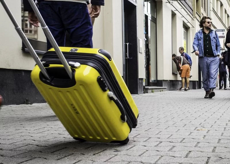 В Хорватии будут штрафовать на $288 за шум от чемодана на улице.