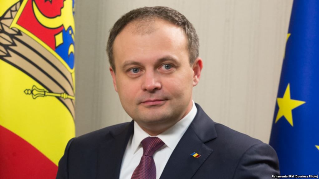 В начале пленарного заседания спикер призвал депутатов сделать финансовые пожертвования для благотворительной акции. Фото: gdb.rferl.org.