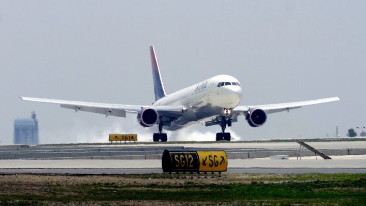 Alertă la bordul unui avion al companiei "Alitalia" care efectua cursa internă Milano-Napoli.