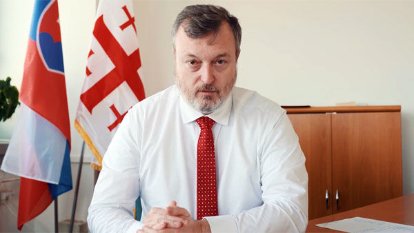 По той же причине свой пост покинул словацкий министр здравоохранения.