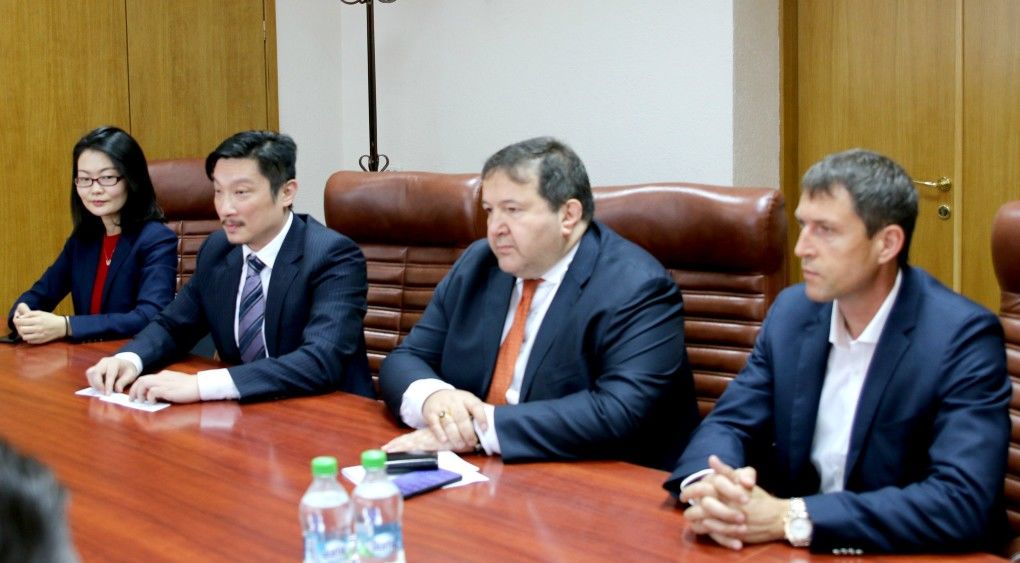 Октавиан Калмык обсудил с представителями китайской компании Dynavolt возможности инвестирования в РМ. Фото: Ministerul Economiei.