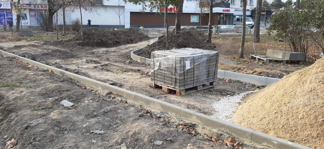 В сквере на Ботанике ведутся работы по благоустройству зелёной зоны.