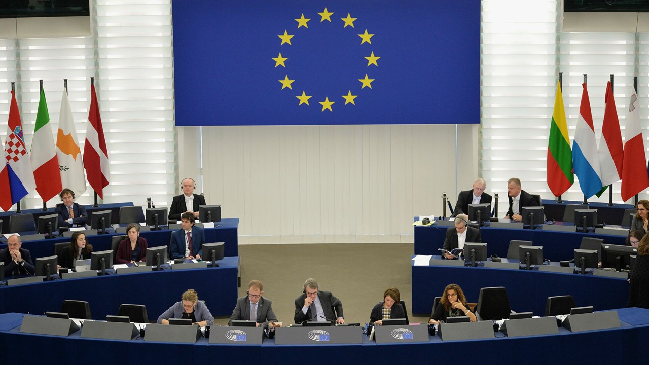 В Европарламенте призывают ЕС ввести персональные санкции против Путина.