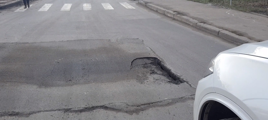 В Кишиневе снова провалился асфальт на отремонтированной дороге.