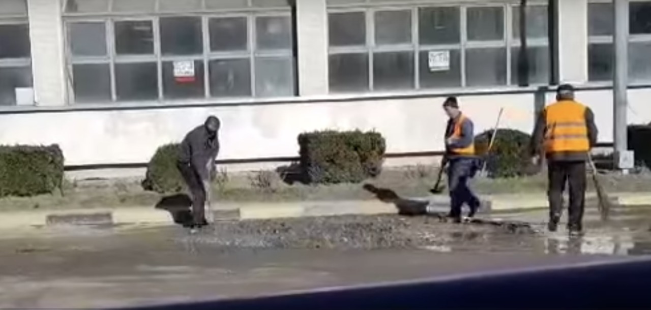 На таможне Албица ремонтируют дорогу.